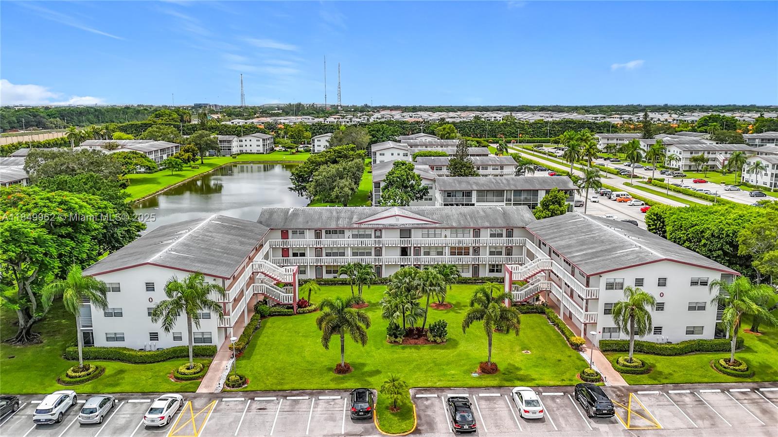 WONDERFUL a tastefully updated 1-bedroom, 1.5-bath residence located in the heart of Boca Raton, an amenity-rich, gated community known for its exceptional security and lifestyle conveniences. Enjoy a refreshed kitchen and bathrooms featuring contemporary finishes and sleek fixtures, and fresh paint.
This clean and well-maintained unit offers a comfortable, new A/C.
- Immaculate Condition: 24/7 gated security. Resort-style amenities, including pools, fitness centers, tennis courts, and a clubhouse, access to local shopping, dining, and major highways.