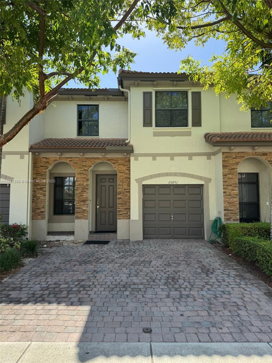 Beautiful Townhouse located in a lovely, family-oriented community. 
This 3-bedroom, 2-5 bathroom property has been fully updated throughout. It features a dream open-concept kitchen with high-quality drawers and modern features, and all  bathrooms have been recently renovated. The patio area is perfect for entertaining, offering a canopy and ample space for barbecues, all without any backyard neighbors.