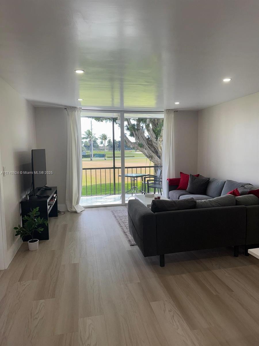 HOLLYBROOK GOLF AND - Residential