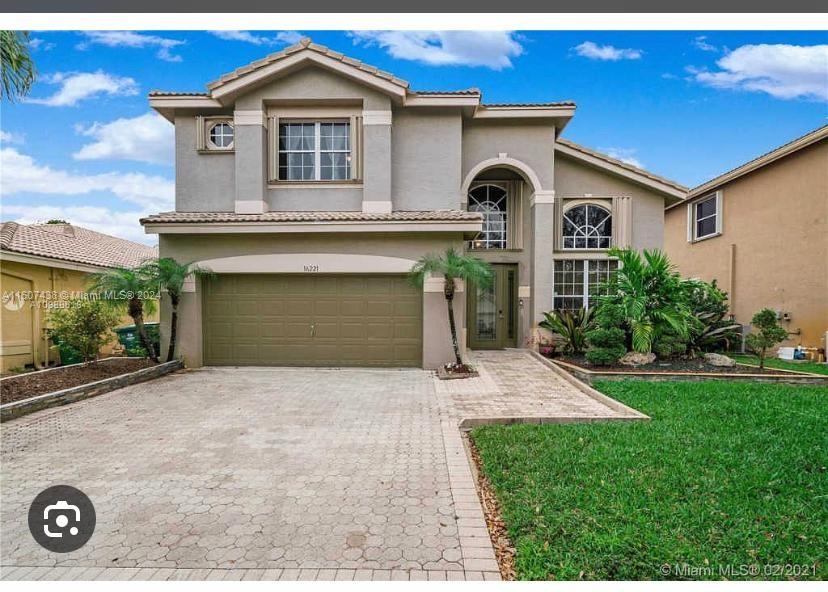 Exquisite 4 bedrooms house located in well maintained and gated community that boasts excellent schools and magnificent shopping malls nearby. At proximity to Interstate 75. Low maintenance fee.