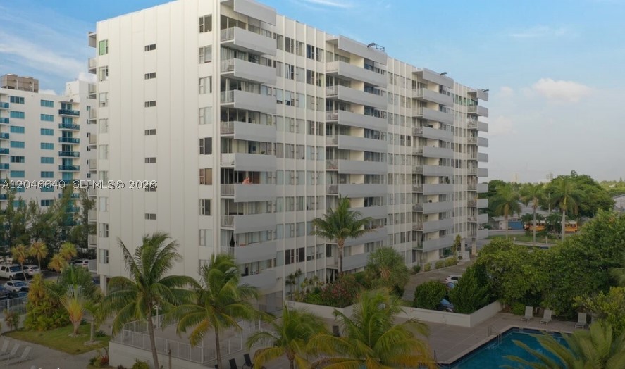 Studio for sale in the beautiful waterfront condominium Caribbean Towers in North Bay Village. Enjoy the available amenities including a remodeled pool, bbq area, library, laundry room, lobby and exercise room. Great shopping and dining options available nearby, a short drive from Miami Beach.