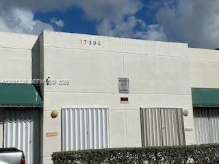 Commercial office/warehouse combo west of downtown Palmetto Bay and US1. End unit that is gated in the rear. Plenty of parking and great visibility. Modern office with full bathroom and warehouse space has a 14' bay door with concrete floor. Hurricane shutters on front exterior openings. Ideal for small business, carpentry, showroom, contractor's office, real estate office. No mechanic or car storage allowed. Association approval required within 10 days. Owner/Agent
