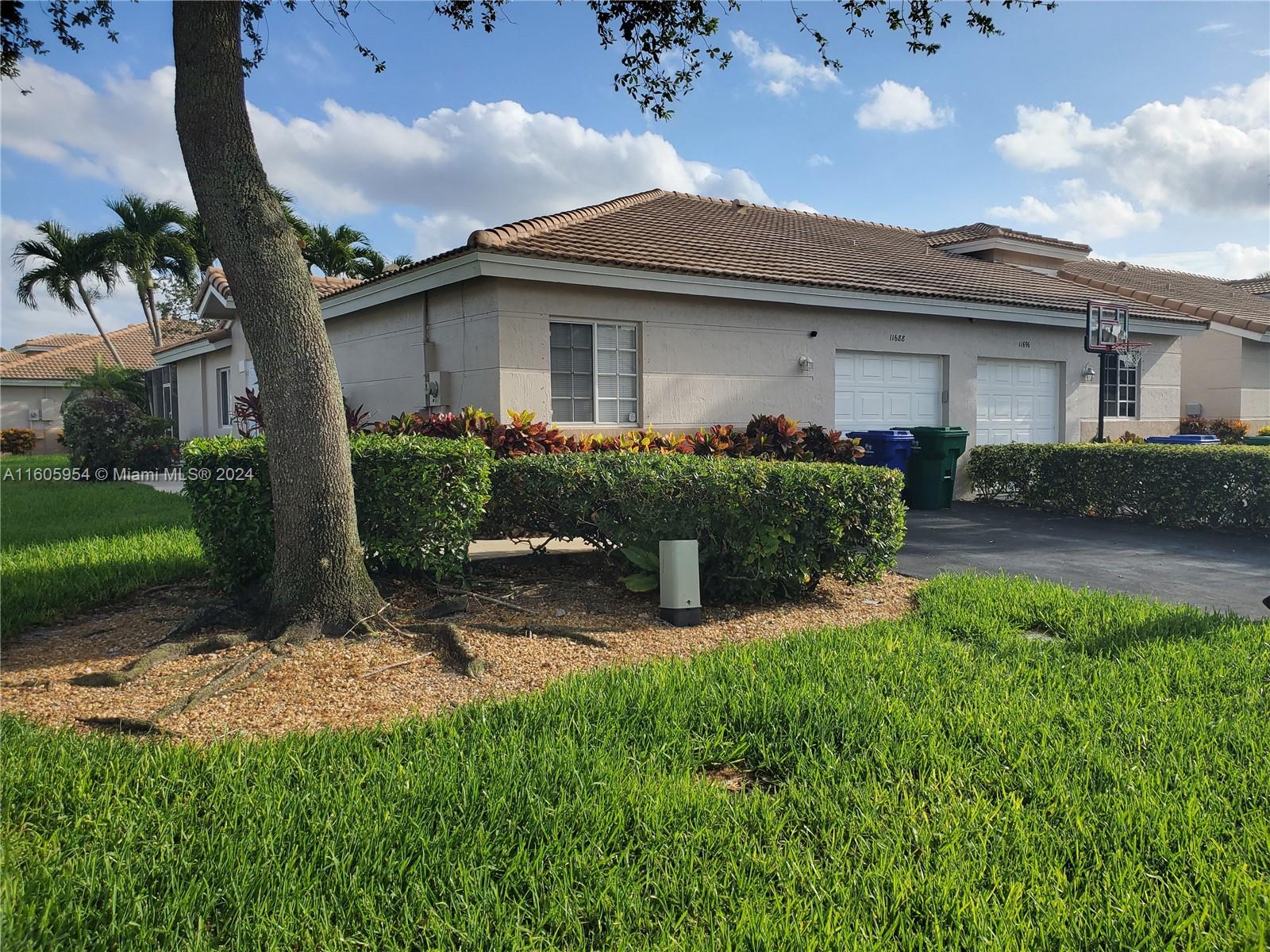 VILLAGES OF RENAISSANCE - Residential Lease