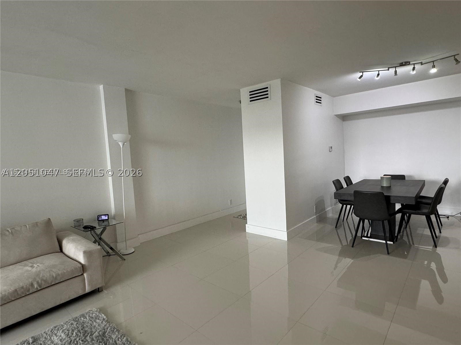 LONDON TOWERS CONDO - Residential
