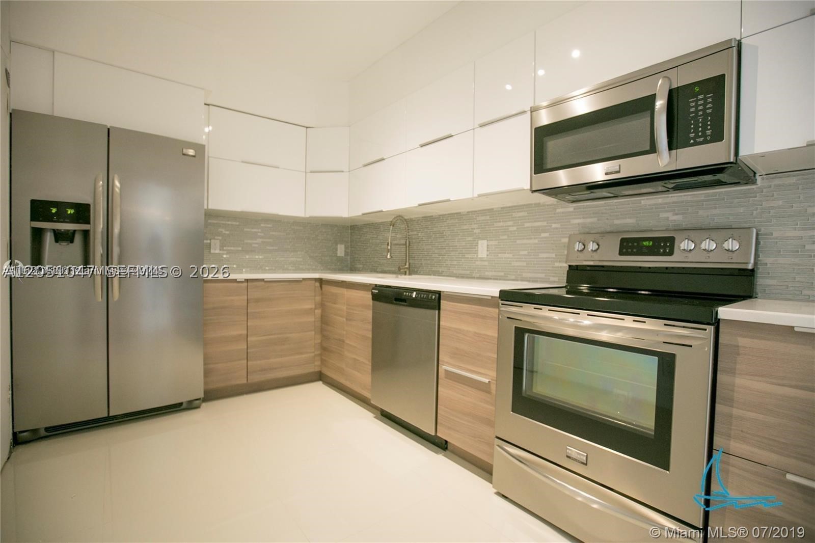 LONDON TOWERS CONDO - Residential