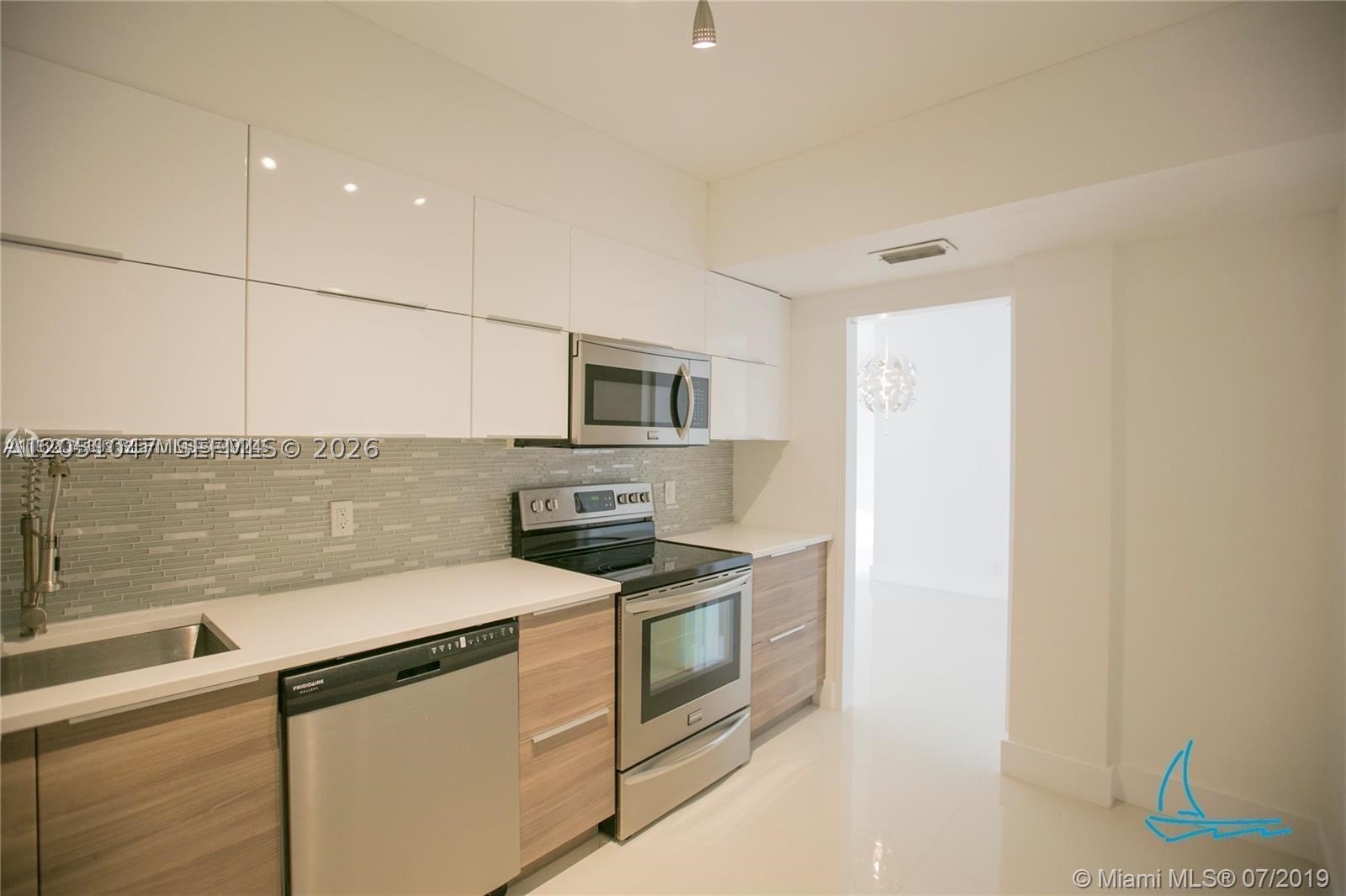 LONDON TOWERS CONDO - Residential