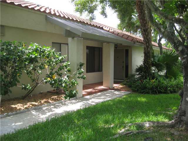 Fabulous 3 bedroom, 2 bath villa in Weston. Gorgeous kitchen featuring stainless appliances, quartz counters, glass tile backsplash, wood cabinets, snackbar. Seperate dining area, large living room, 2 car driveway and garage with one space and office/stor age area. Vaulted ceilings, plenty of closets, screened patio area, tile in living areas and carpet in bedrooms. Newer A/C and water heater. Pet friendly