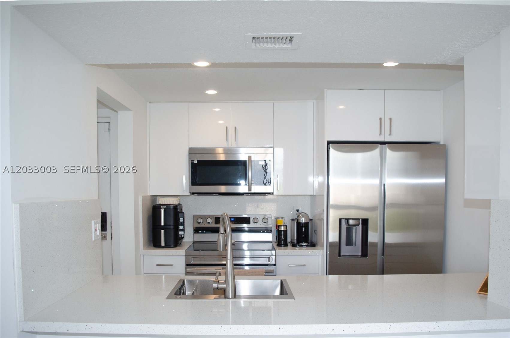 LAS BRISAS@ COUNTRY CLUB - Residential Lease