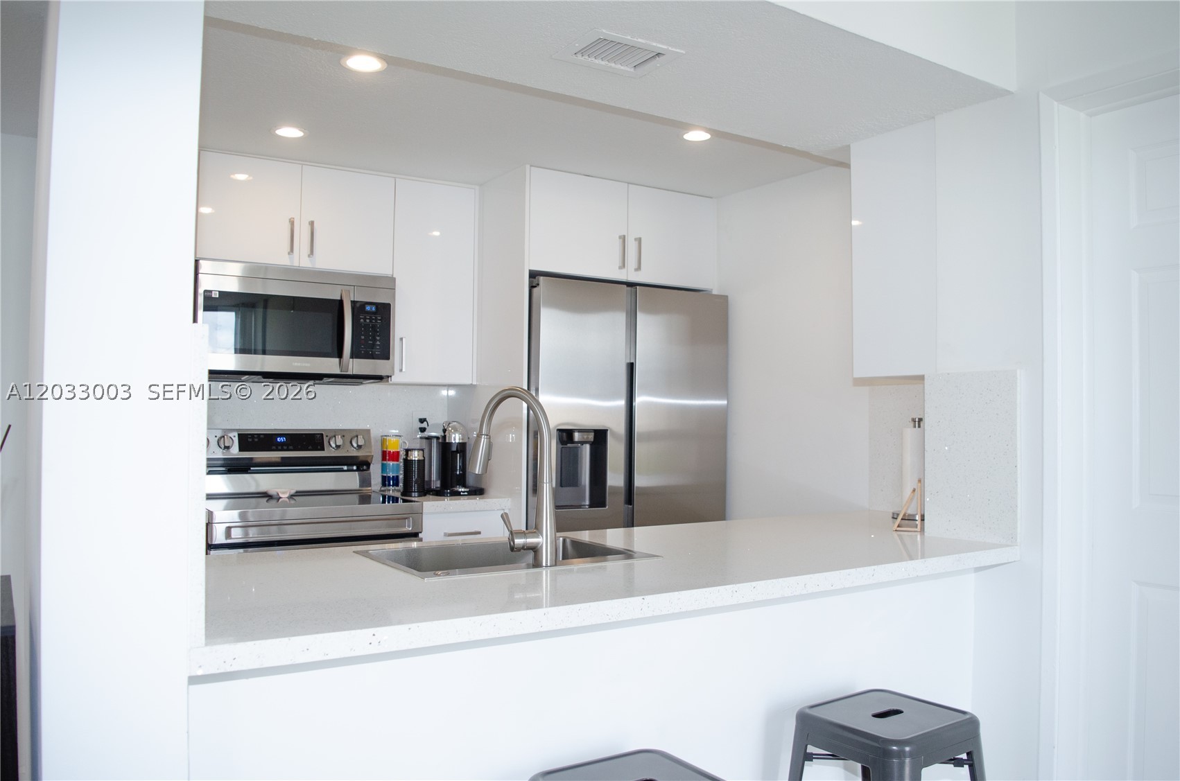 LAS BRISAS@ COUNTRY CLUB - Residential Lease