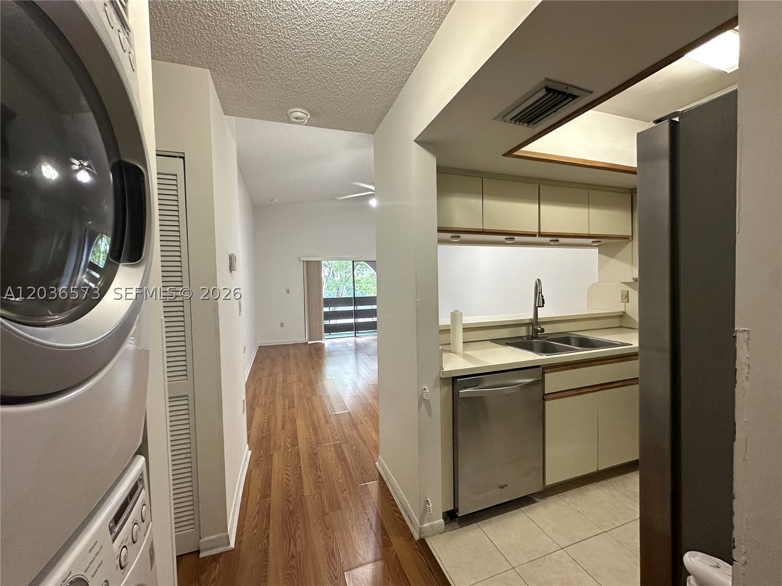 KENLAND WALK CONDO II - Residential Lease