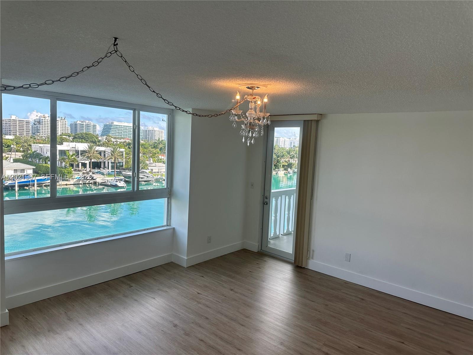 MANSARD CONDO - Residential