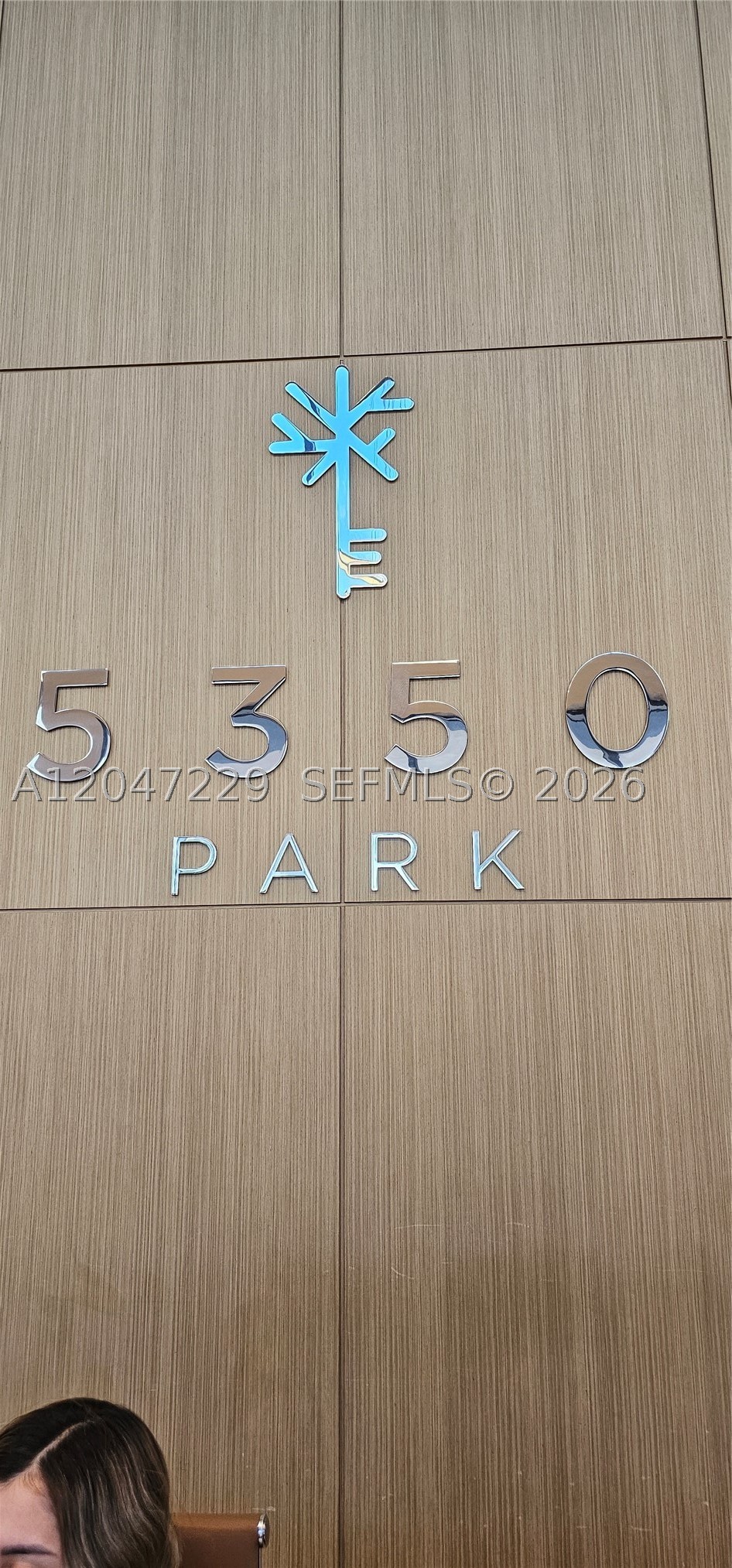 5350 Park is a community located in the heart of Doral, surrounded by golf courses. Its prime location offers easy access to shopping centers, spas, restaurants, and more. Boasting an impressive modern façade and comprising 251 residences, the building embodies the city's most sought-after luxury lifestyle. Residents enjoy elegance, comfort, and living spaces bathed in natural light. Amenities at 5350 Park include a sauna, a lobby designed by GioCasa, and terraces overlooking the lush Downtown Doral Park. Short-term rentals—such as Airbnb and Vrbo—are permitted.