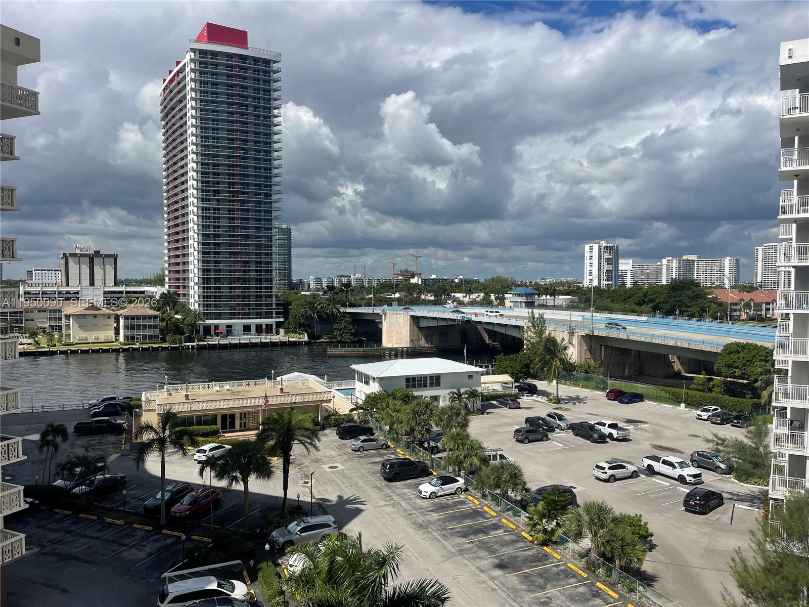 Super bright 1 bedroom, 1 bathroom unit just across from the ocean with stunning north-facing views. High-speed fiber internet, water, and covered parking are included. Enjoy plenty of natural light and a vibrant coastal lifestyle—perfect for full-time living or a vacation getaway.