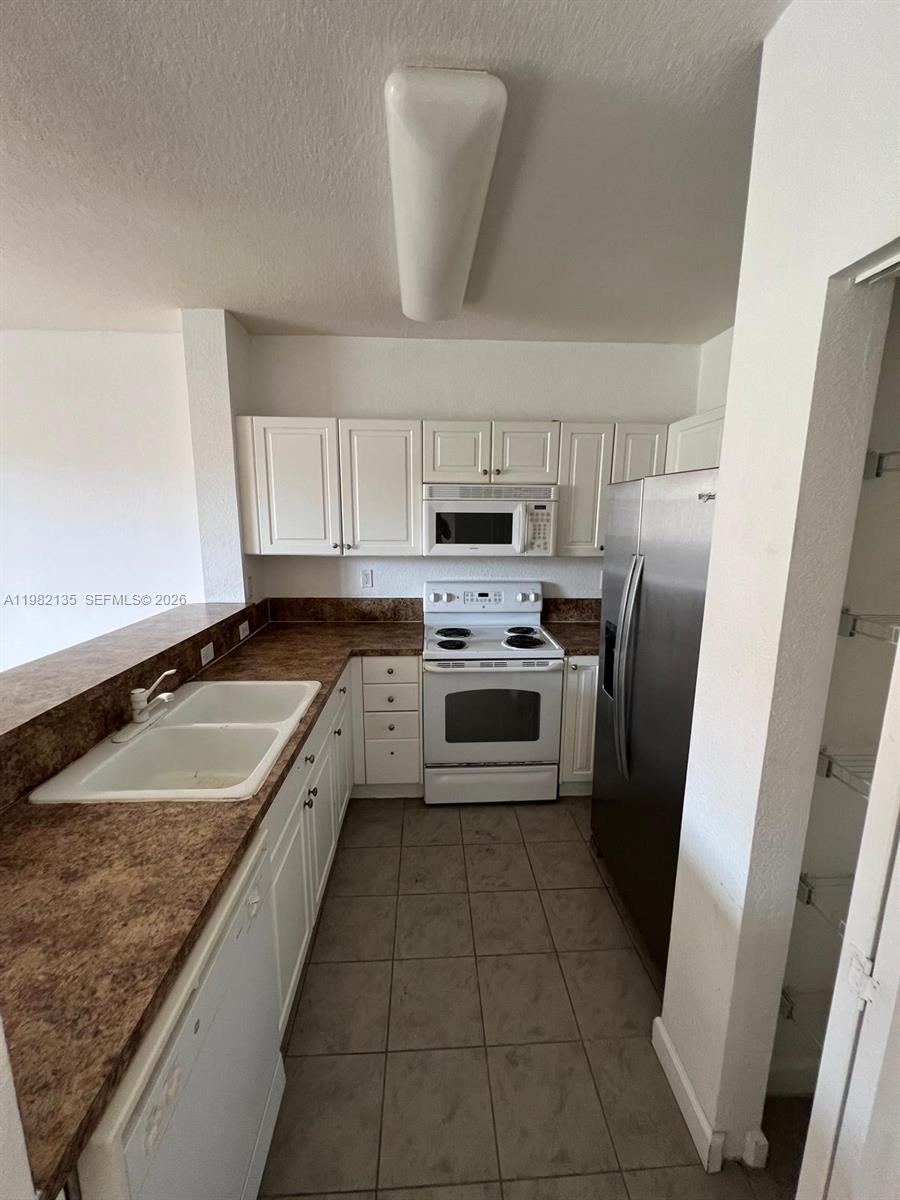 VILLAS AT CARMEL CONDO - Residential
