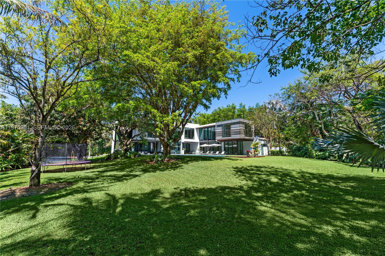 TOWN & RANCH ESTS - Residential