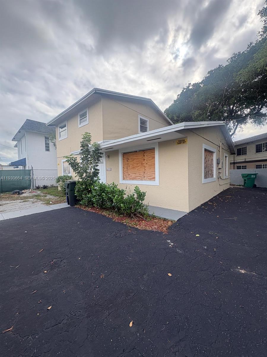 No HOA • Great investment property • Easy to show • Legal 4 bed / 2 bath corner home • The property is vacant • Potential rent with government subsidy: $2,965 USD • Needs a lot of TLC 
• Roof 2016
