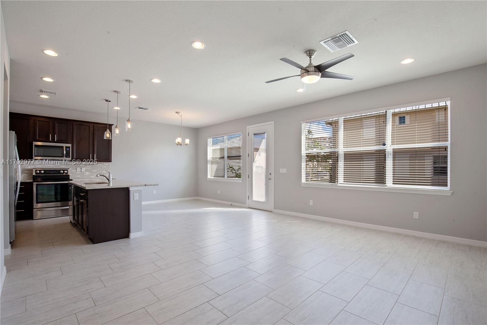 PARKVIEW AT HILLCREST - Residential Lease