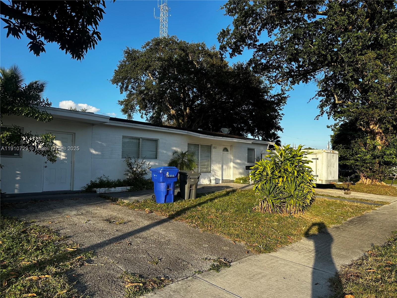 House has a lot of potencial , handyman special .3 bedrooms -2 bath /close to school, shoppings, .SOLD AS IS
