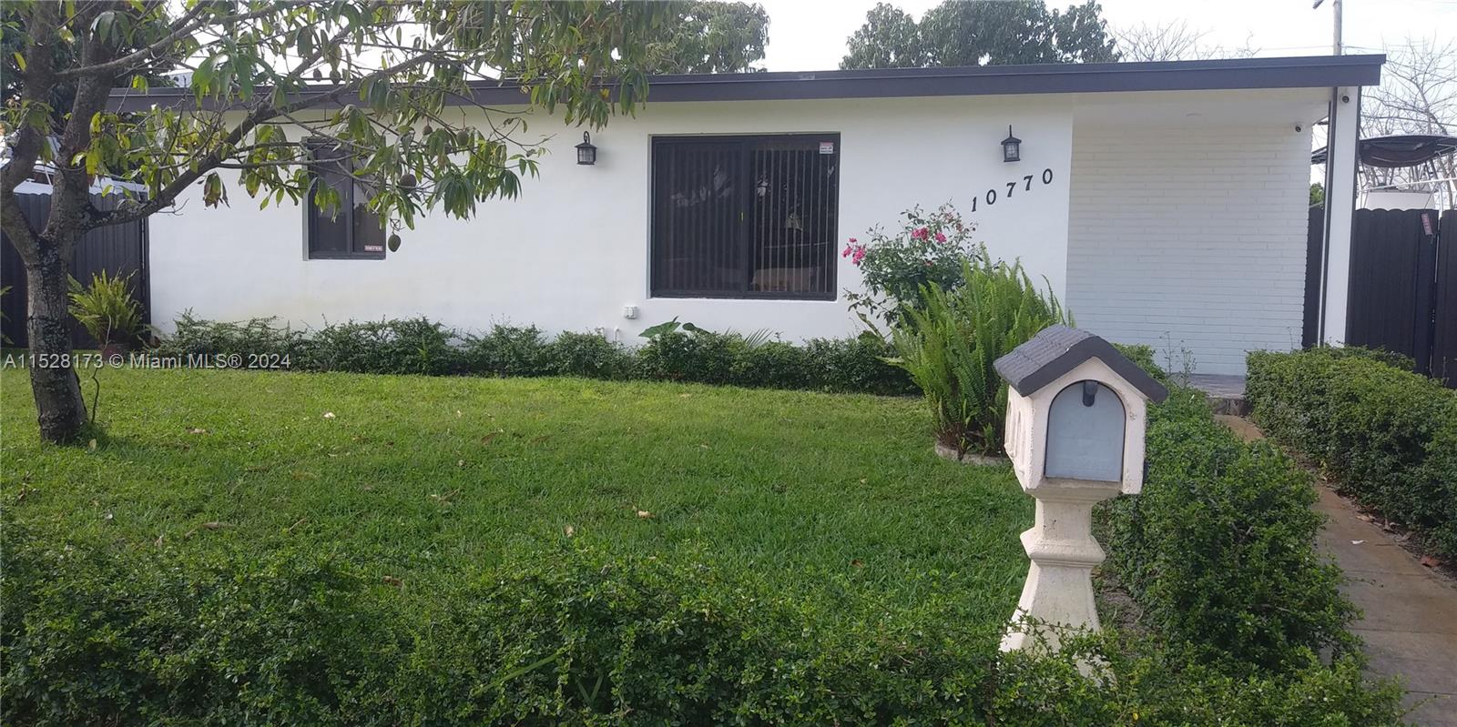 ABSOLUTLY IMPECABLE 2/2 TOTALLY REMODEL, GRANITE COUNTER TOPS, CENTRALLY LOCATED, NEAR SHOPS, RESTAURANTS AND THE TUNRPIKE.