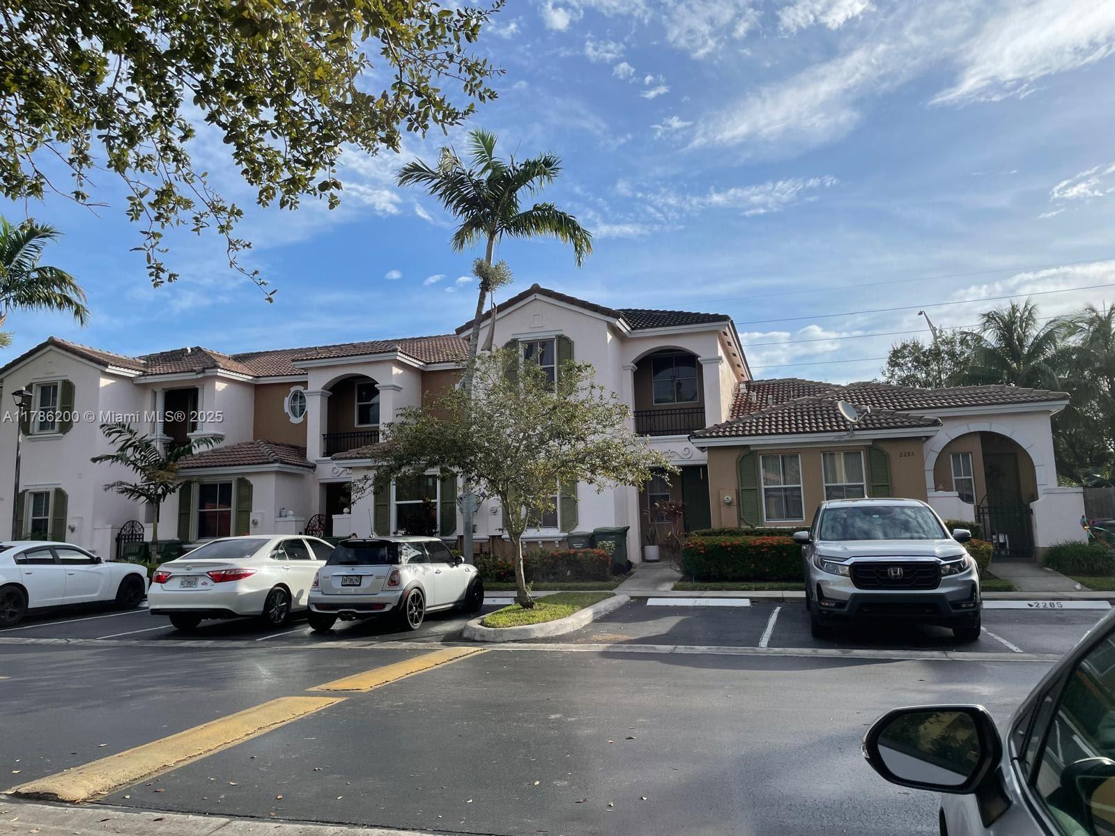 Beautiful Townhouse for Rent, 4 Bedroms, 3 Bathrooms with tile floor and laminate, Fenced back yard. In Marbella Cove  AT WATERSTONE COMMUNITY.  Gated Community, Club house , Swimming Pool, >Spa, Gym and Children´s play ground. Close to The Shopping Center, Schools and Baptis Hospital.
