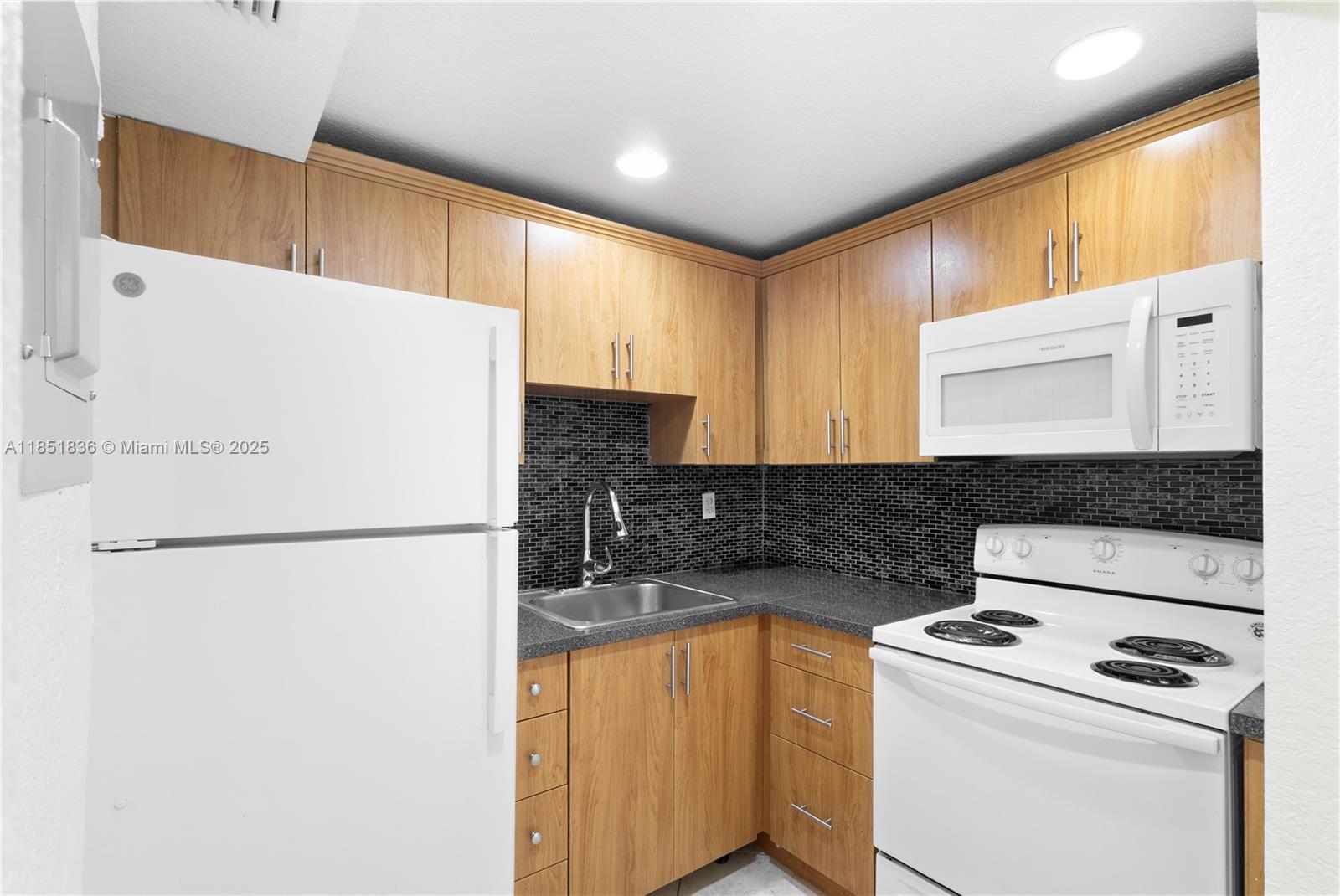 LOS PALACIOS BY MIAMI LAKE - Residential