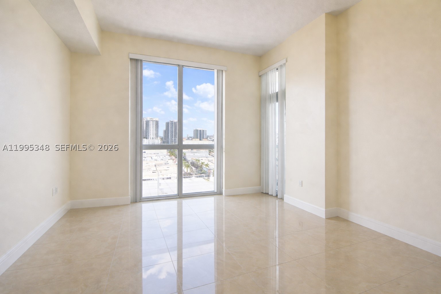 HOLLYWOOD STATION RES CON - Residential