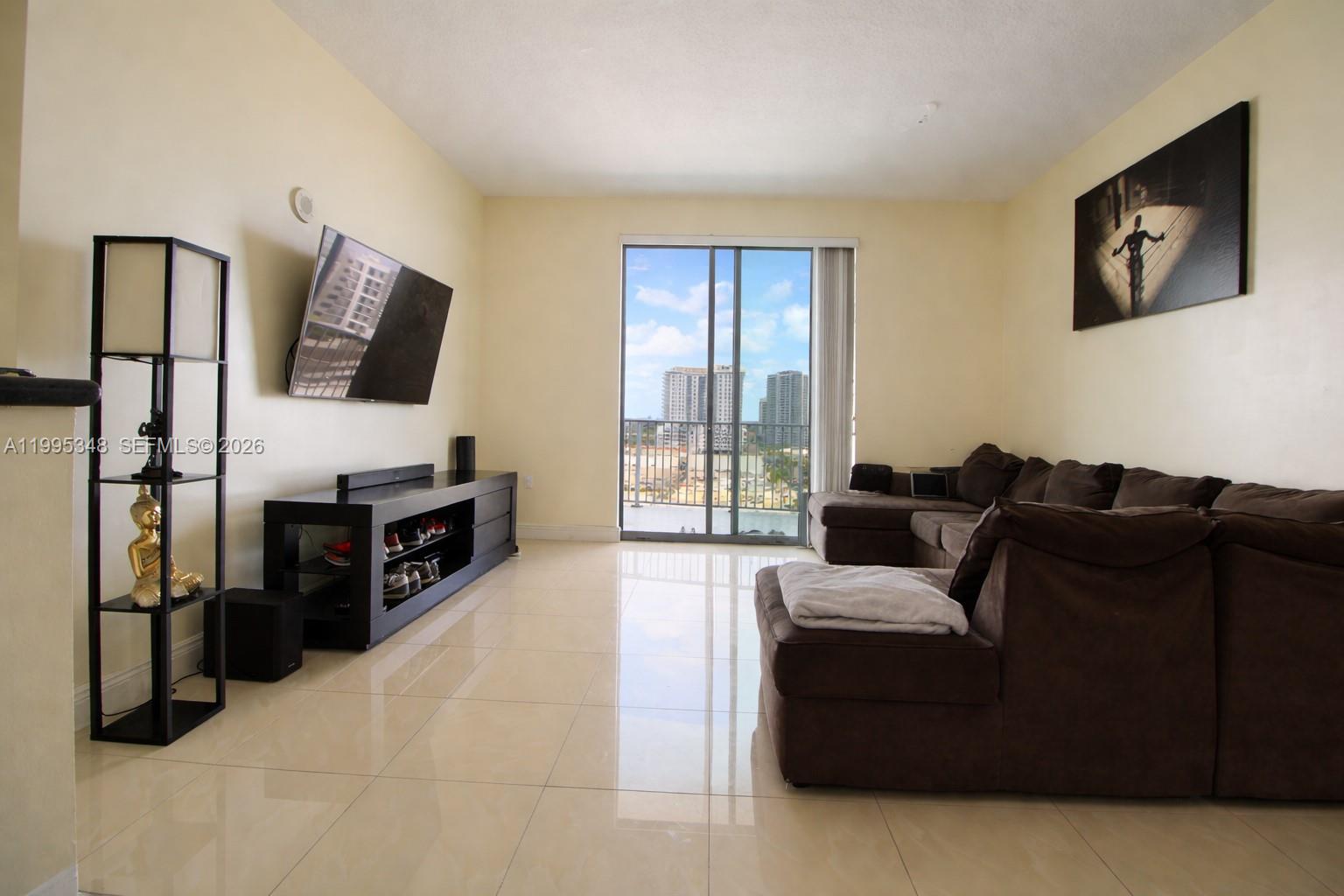 HOLLYWOOD STATION RES CON - Residential