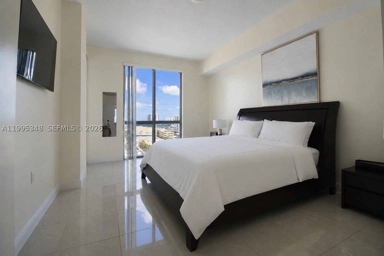 HOLLYWOOD STATION RES CON - Residential