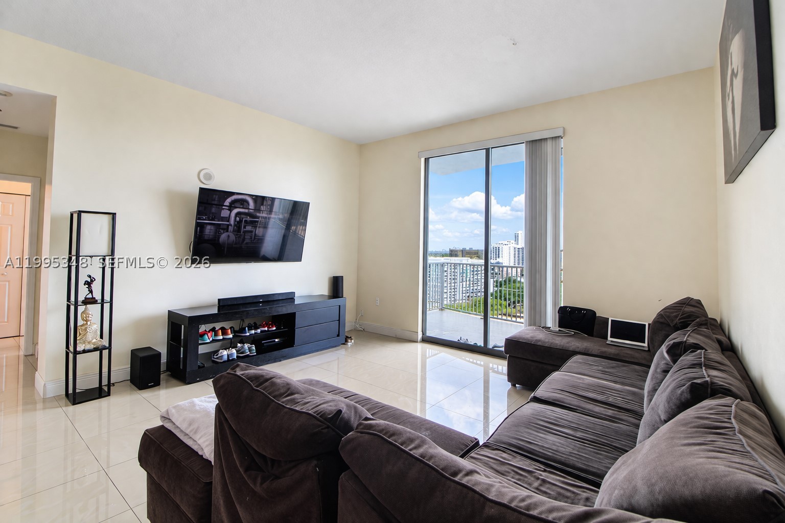 HOLLYWOOD STATION RES CON - Residential