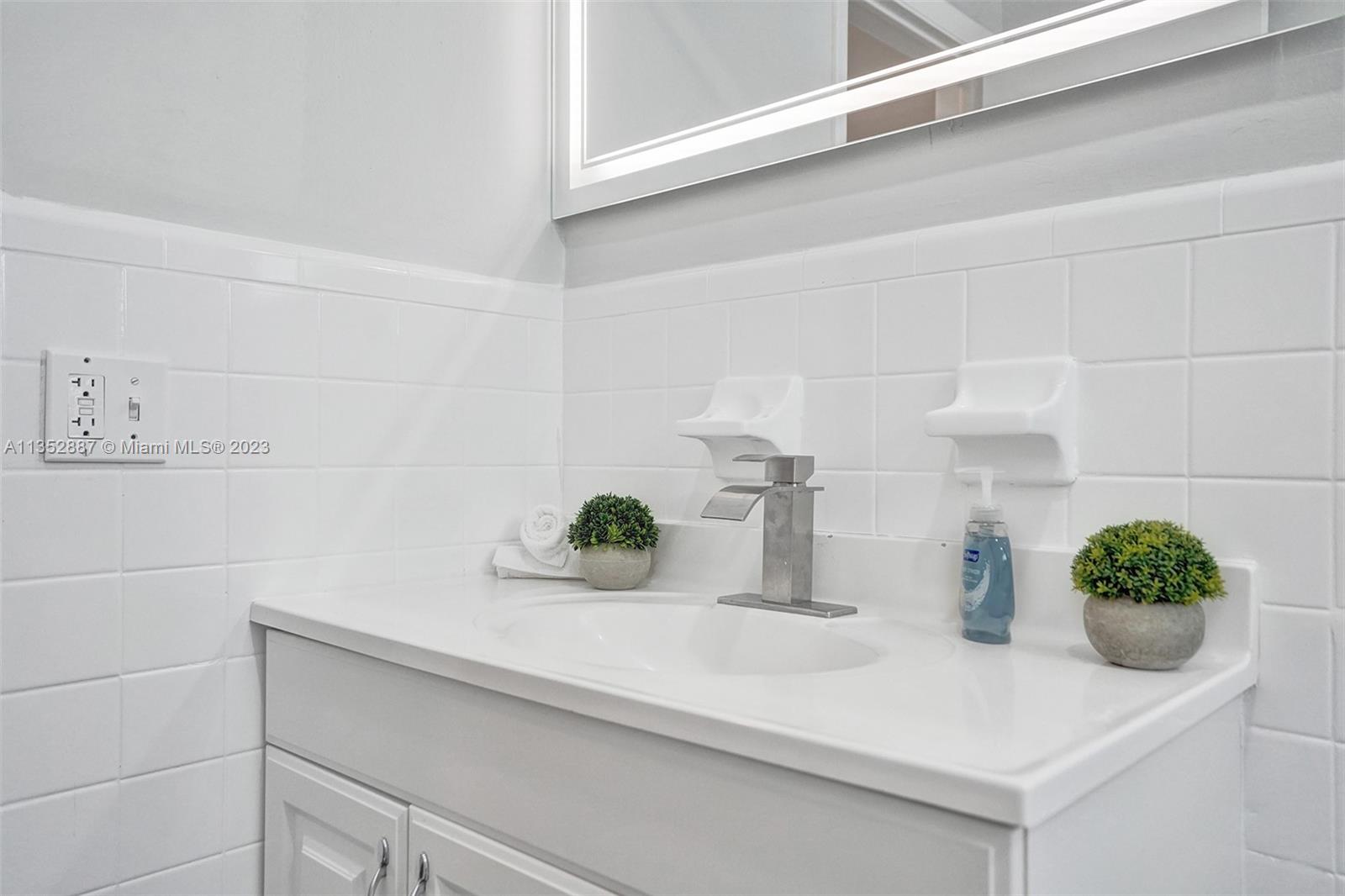 HOLLYWOOD HILLS AMEN PLAT - Residential Lease