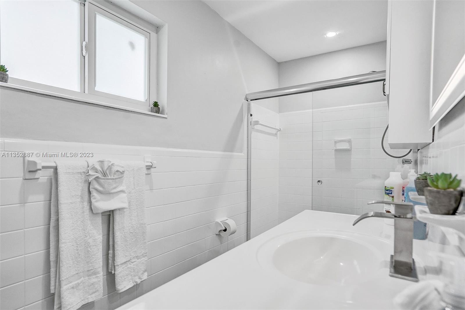 HOLLYWOOD HILLS AMEN PLAT - Residential Lease