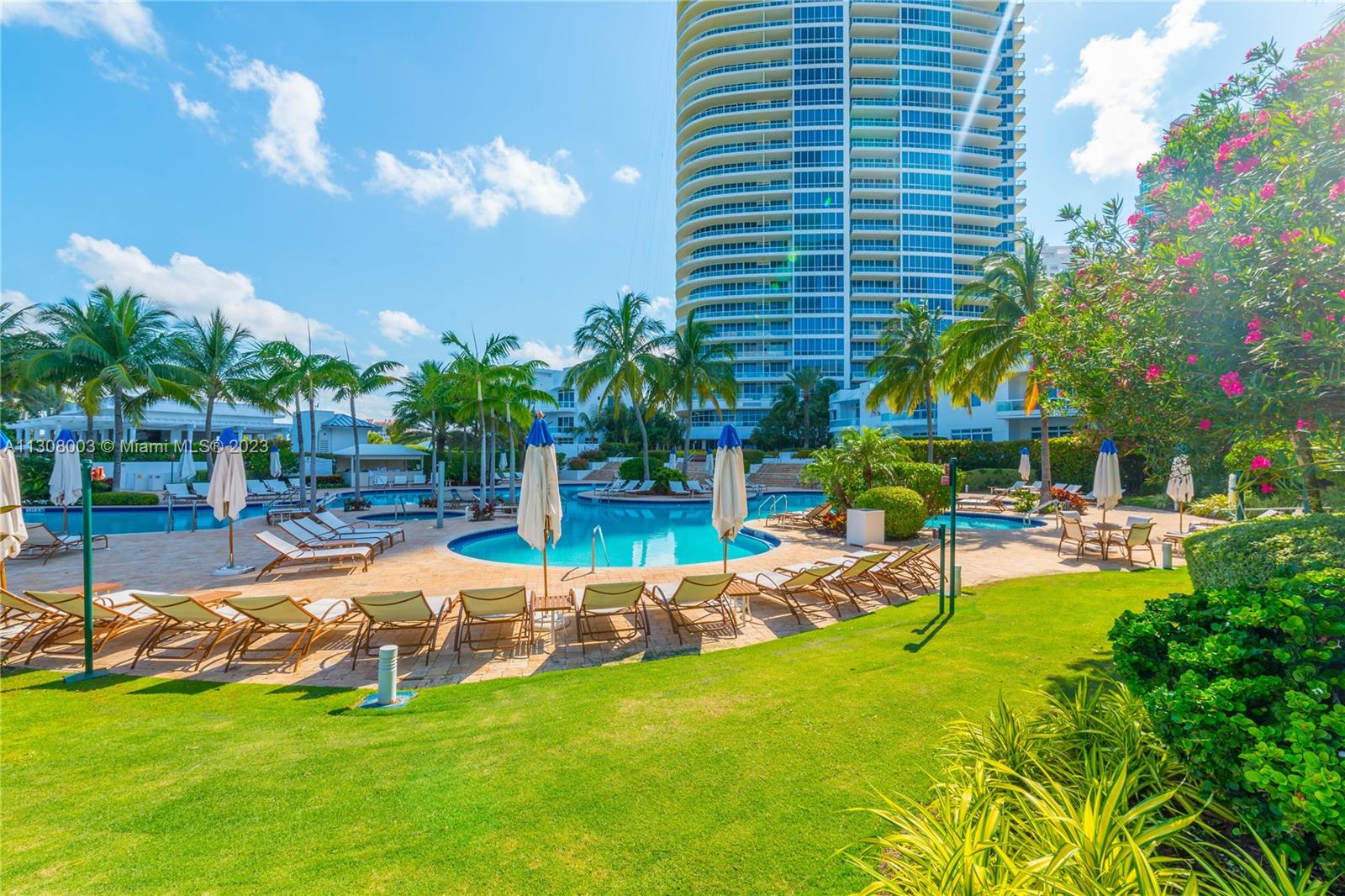 CONTINUUM ON SOUTH BEACH - Residential