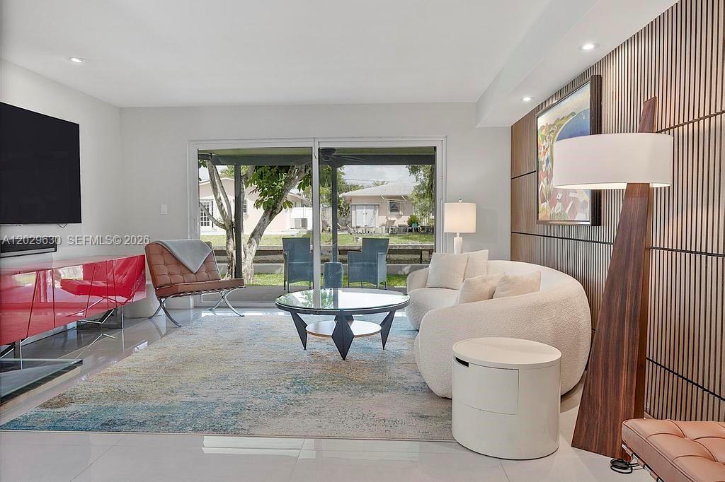 TOWNHOUSES SHORES CONDO - Residential