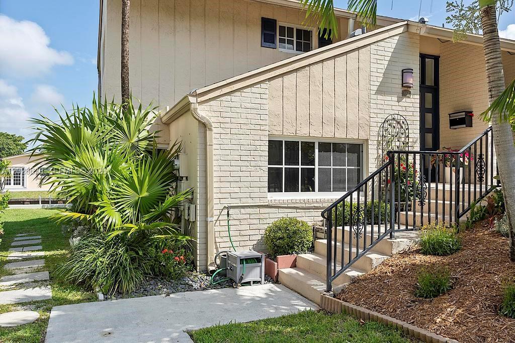 TOWNHOUSES SHORES CONDO - Residential