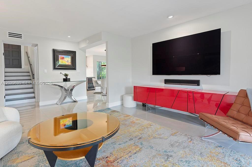 TOWNHOUSES SHORES CONDO - Residential