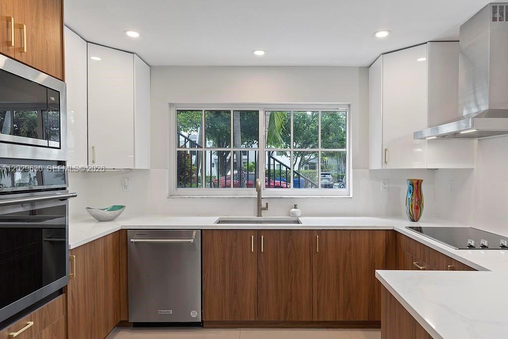 TOWNHOUSES SHORES CONDO - Residential