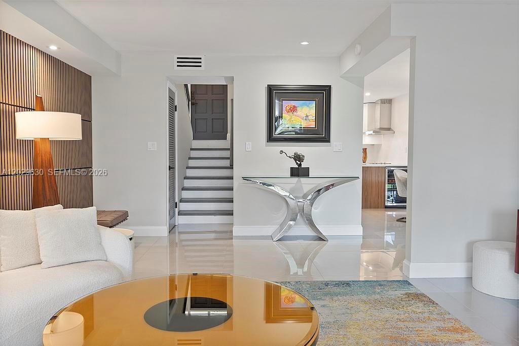 TOWNHOUSES SHORES CONDO - Residential