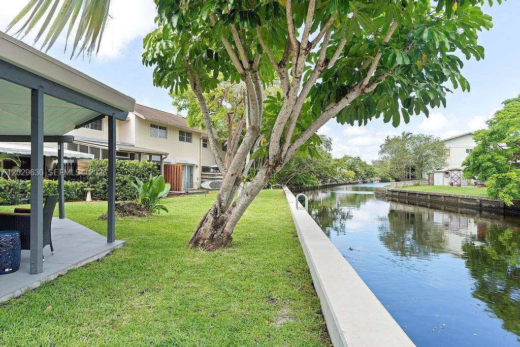 TOWNHOUSES SHORES CONDO - Residential
