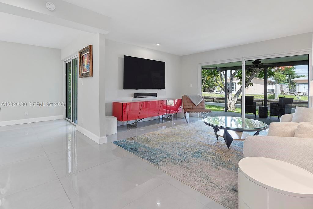 TOWNHOUSES SHORES CONDO - Residential