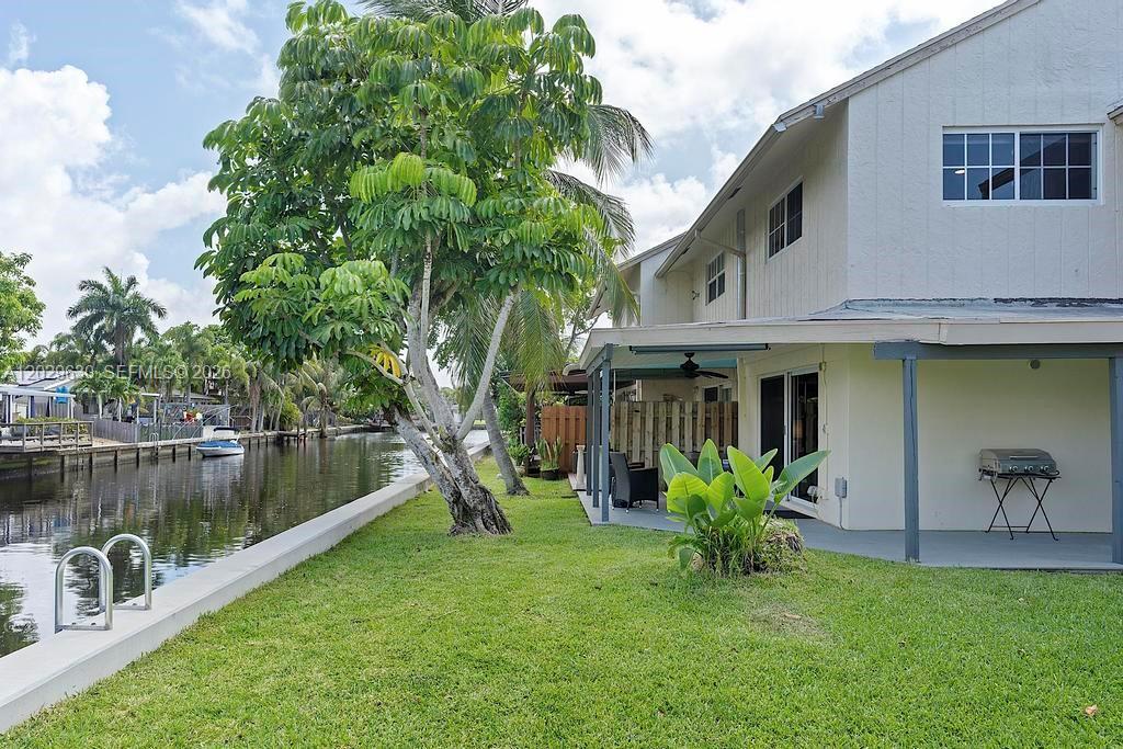 TOWNHOUSES SHORES CONDO - Residential
