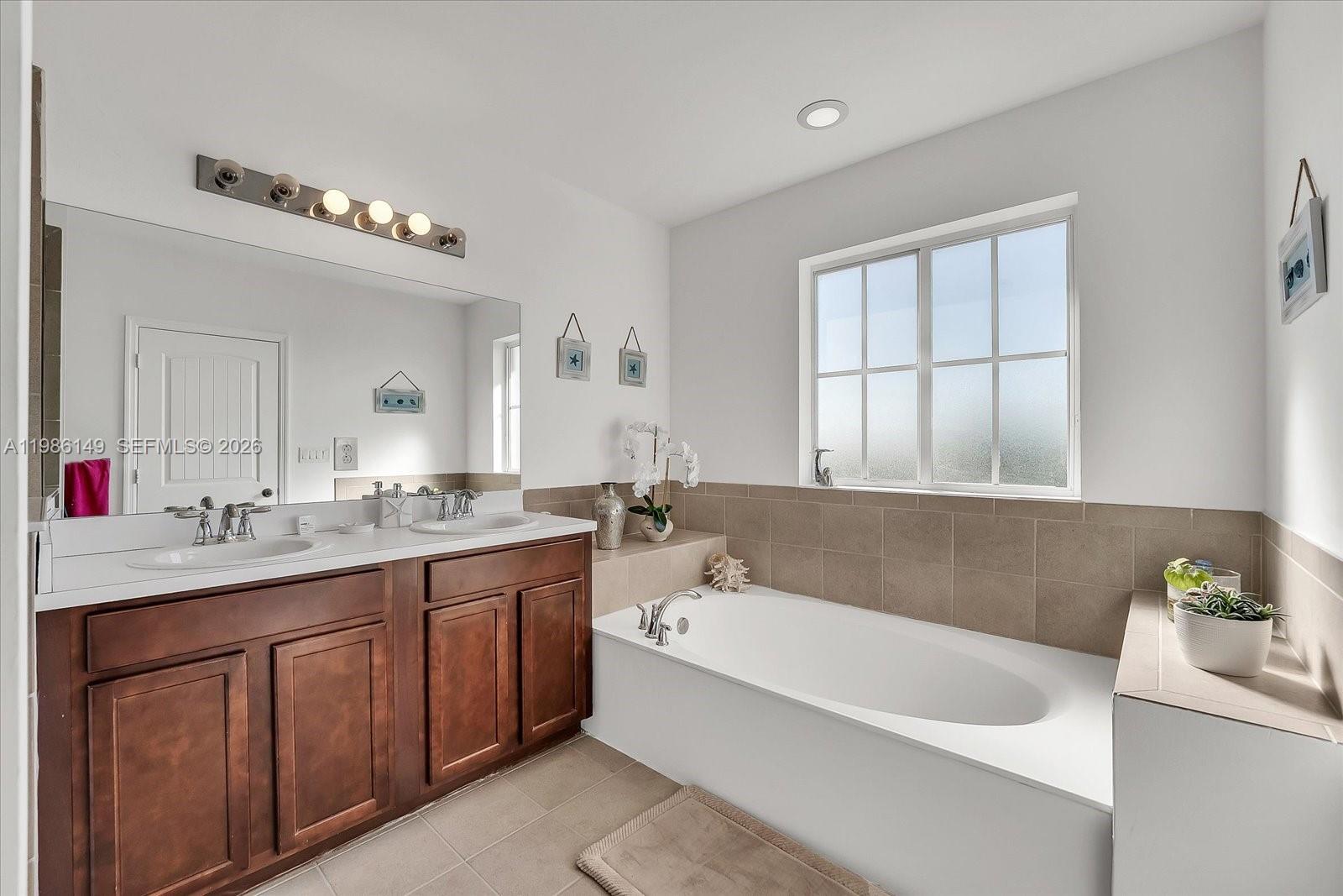 MANDARIN LAKES - Residential