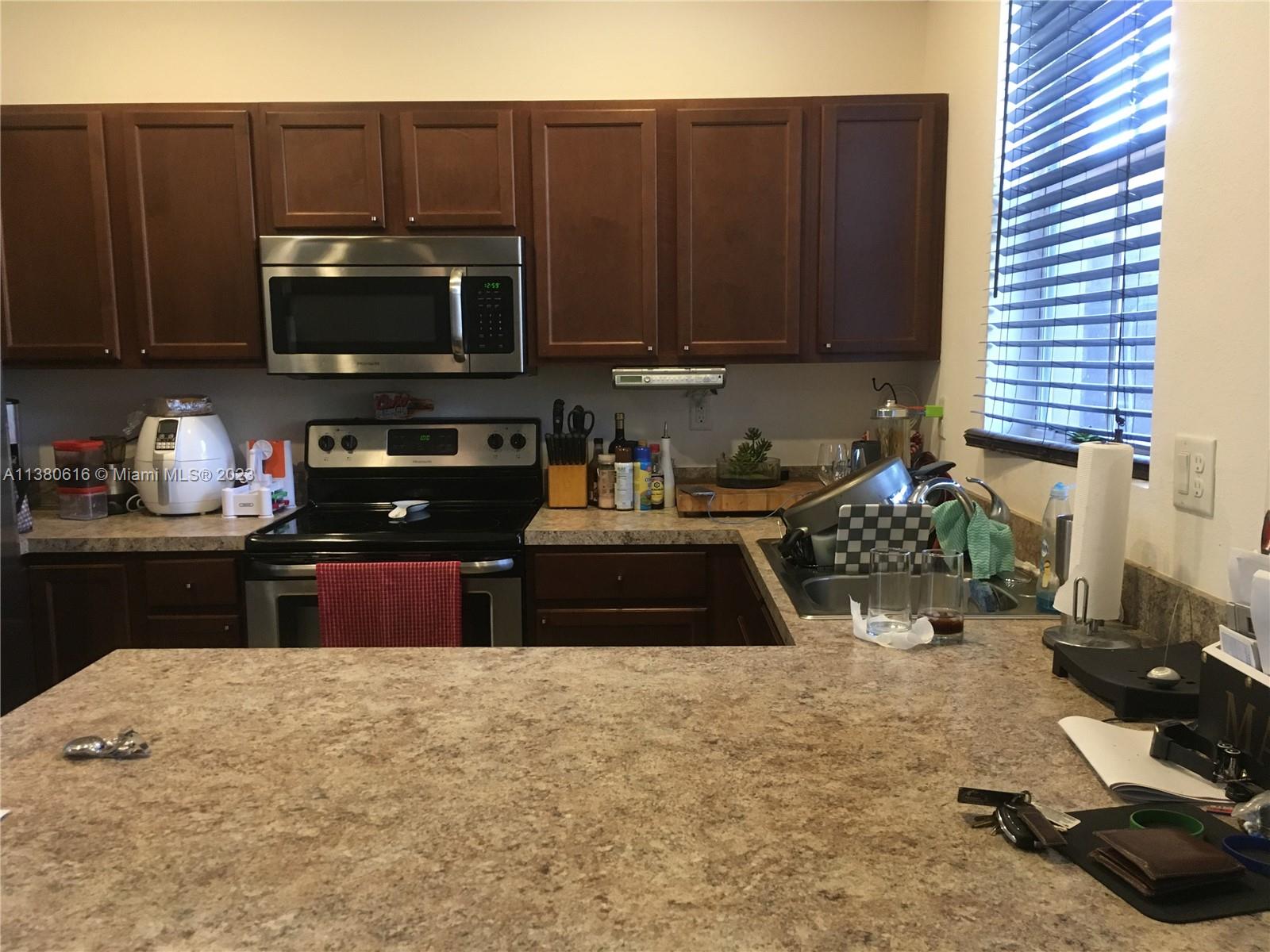 Beautiful 4/3 Townhouse in Summerville. One Bedroom and full bath on the first floor. Kitchen with
Stainless Steal Appliances and Pantry. Open Dining, Family and Living Room. 3 Bedrooms and 2 full baths upstairs. Upstairs Laundry Room with Hookups. 1 car garage with 2 additional parking spaces
in the drive way. Security. Elementary School and Fire Station in the Community. High School,  Middle School, Turnpike and shopping all with in a mile. Appointment Only, 24 Hour notice , Call or Text listing Agent . Do not disturb Owners. AGENTS, NEED A QUICK CLOSING.