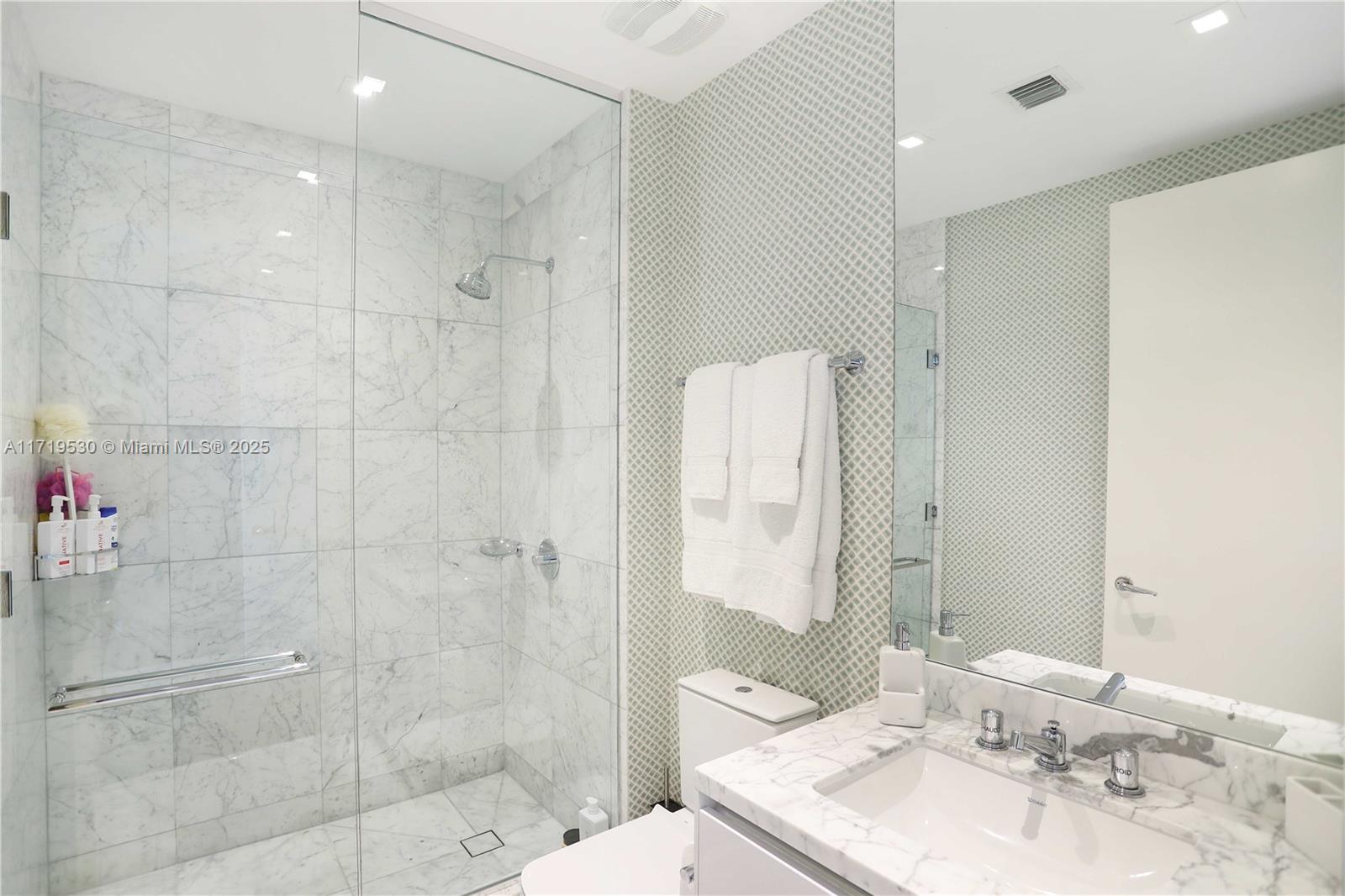 JADE SIGNATURE CONDO - Residential