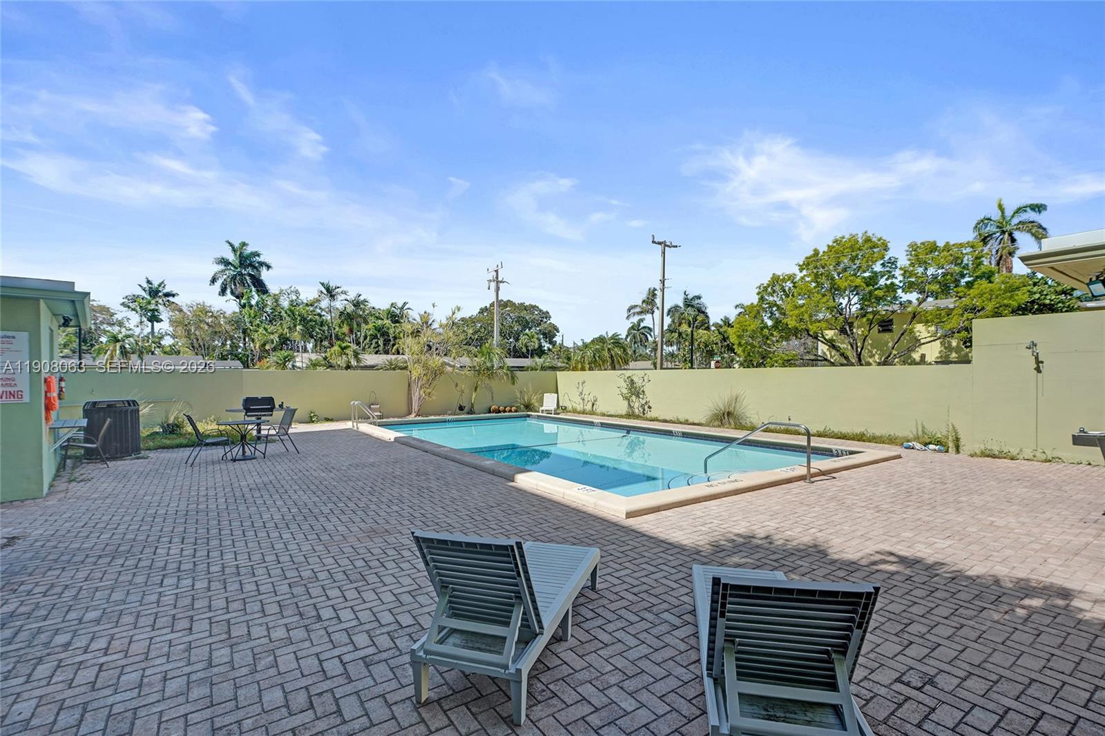 SANTA MONICA CONDOMINIUM - Residential