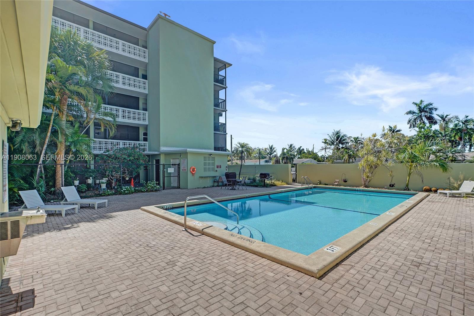 SANTA MONICA CONDOMINIUM - Residential
