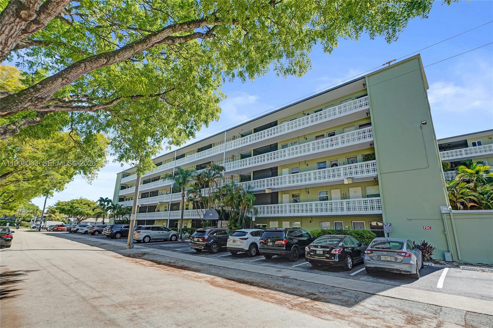 SANTA MONICA CONDOMINIUM - Residential