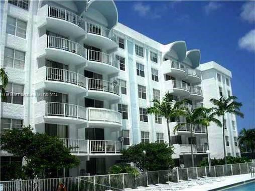 Very nice unit with 2 bedrooms 2 bathrooms. Views to the garden and pool, corner unit with wood floors. 5 minutes from major highway, very well located, gated community with plenty of parking.