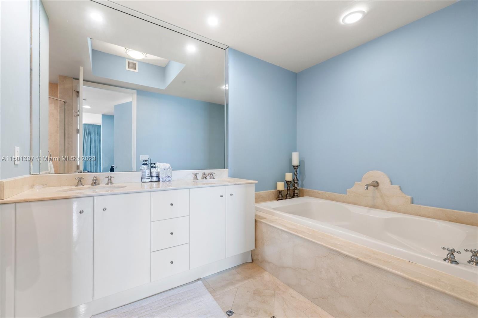 CONTINUUM ON SOUTH BEACH - Residential
