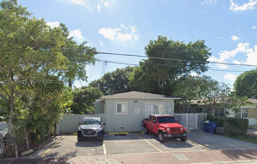 Multifamiliar unit 2-bed, 1-bath unit in the heart of Little Havana! Just 5 mins to Brickell, close to shops,
restaurants & nightlife. Recently Remodeled—move-in ready!