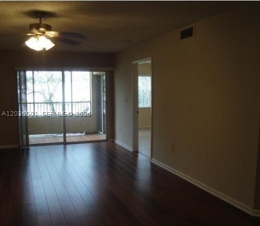 NICE 1/1 IN LAKEVIEW CLUB. GREAT COMPLEX WITH MANY AMENITIES INCLUDING A GYM, JOGGING TRAIL, AND 2 POOLS. WASHER AND DRYER IN UNIT. ONLY 1ST MONTH AND 1 MONTH SECURITY DEPOSIT.